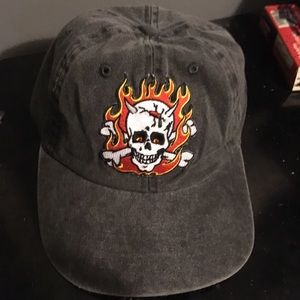 6-panel hat w/ skull patch